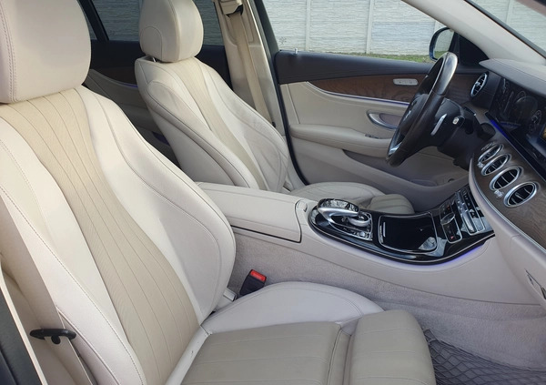 Mercedes-Benz Klasa E cena 139999 przebieg: 248000, rok produkcji 2017 z Biała małe 667